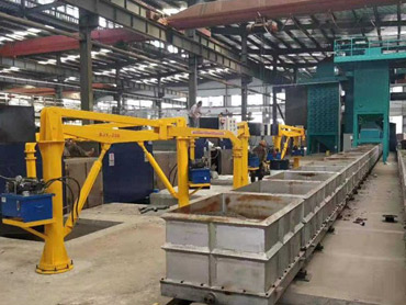 Üks operaator sulatatud terasest valamise manipulaator