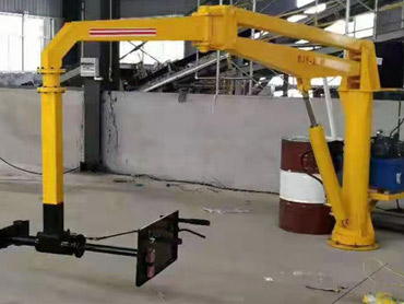 Poolautomaatne valamismasin